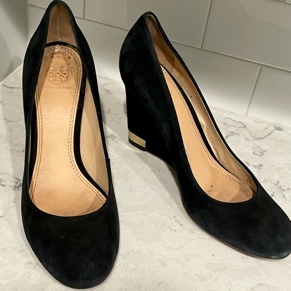 Tory Burch Shoes - 🎉HP🎉Tory Burch Astoria Suede Wedge Shoes